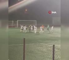 Futbolcular birbirlerini acımasızca dövdü: Kavga saniye saniye kaydedildi