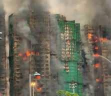 Hong Kong'daki gökdelenler alevlere teslim oldu