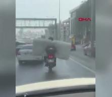 İstanbul trafiğinde tehlikeli anlar! Motosikletle taşınan yatak herkesi korkuttu