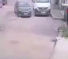 Kocaeli’de el freni çekilmeyen otomobil bahçe duvarına çarptı