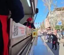 Kurtuluş gününde 'yağ' için birbirlerini ezdiler