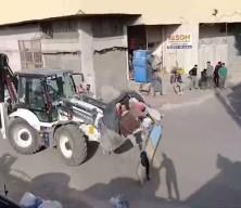 Mersin'de evden 10 kamyon çöp çıkarıldı