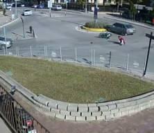 Motosikletli havada takla attı, ilk yaptığı şey fırlayan ayakkabısını giymek oldu