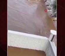 Patlayan su borusu siteyi yuttu!