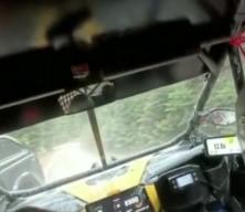 Ralli aracı, yarış alanına giren sivil kamyonetle çarpıştı; o anlar kamerada