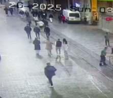 Taksim’de kaldırımda uyuyan kişinin cebinden telefonunu çalan şüpheli tutuklandı