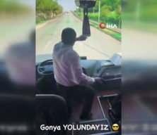 Taraftarları deplasmana götüren şoför araç seyir halindeyken ayağa kalkıp oynadı