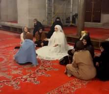 Moldovalı Elena nikah günü gelinliğiyle camiye gitti, turiste İslam'ı anlattı
