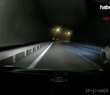 TEM’de tehlikeli anlar: Yanındaki çocukla birlikte yolun ortasında durdu