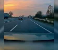 Seyir halindeki araca yorgun mermi isabet etti: Dehşet anları kamerada!