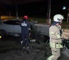 Tuzla'da otomobil gişelere saplandı: Sürücü hayatını kaybetti