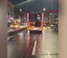 Üsküdar’da otobüsün arkasında tehlikeli yolculuk kamerada