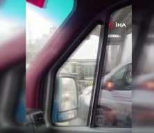 Trafikte yol verme tartışmasında sinirlerine hakim olamayan sürücü minibüsün camını yumrukladı