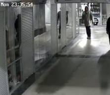 Rusya'da kan donduran anlar! Kurye, yaşlı kadının yüzüne böyle tekme attı