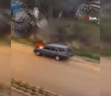 Alev alev yanan aracını kovayla su döküp söndürdü