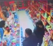 Bağcılar'da emlakçı, 10 bin liralık komisyon için husumetlisinin oğlunu silahla vurdu