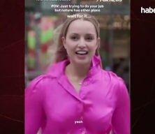 Canlı yayında ilginç anlar! Muhabirin yüzüne kuş çarpınca haber yarıda kaldı