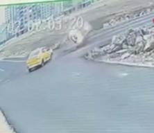 Diyarbakır'da iki ticari taksinin çarpıştığı kaza anı güvenlik kamerasına yansıdı