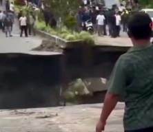 Endonezya’da korkunç anlar! 4 şeritli yol paramparça oldu