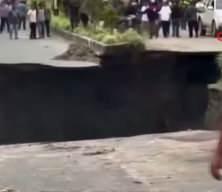 Endonezya’da korkunç anlar! 4 şeritli yol paramparça oldu