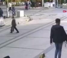 Fatih'te yolun karşısına geçen çocuğa motosiklet çarpıp kaçtı!