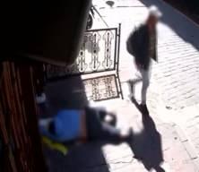 İnsanlığın öldüğü anlar! Yolda bayılan adamın telefonunu çaldılar