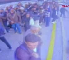 İstanbul'da kahreden kaza! 14 yaşındaki kız metrobüsün altında kaldı!  