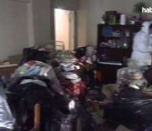 İzmir'de eve giren ekipler şoke oldu: 4 kamyon çöp çıktı!