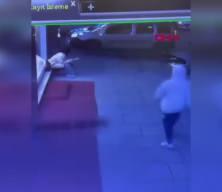 Kapkaçcı sert kayaya çarptı! Cesura kadının hareketi kamerada