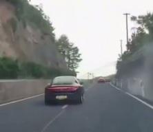 Çin'de motosikletliye çarpan sürücü plakasını değiştirdi