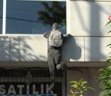 Mersin'de binadaki mankeni görenle taşa sarılıyor! 