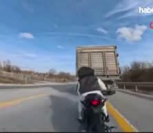 Motosiklet tıra ok gibi saplandı, sürücü yaralandı
