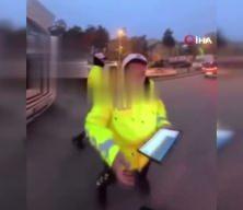 Muş'ta üşüyen kuryeye eldivenini veren polis gönülleri ısıttı