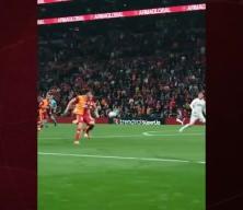 Galatasaray–Samsunspor maçında tartışmalı pozisyonlar gündem oldu