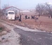 Öğrenci servis aracı ile kamyonet çarpıştı, 14 kişi yaralandı