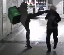 Rusya'da kan donduran anlar! Kurye, yaşlı kadının yüzüne böyle tekme attı