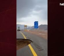 Suudi Arabistan'da oluşan dev obruk görenleri hayrete uğrattı!