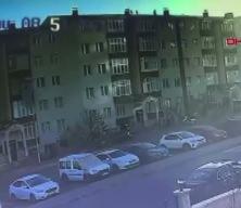 Tamir ettiği bacayı kontrol ederken çatıdan düşüp öldü; o anlar kamerada