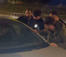  TEM Otoyolu'nda uyuyakalan sürücüye ulaşmak için aracın camını baltayla kırdılar