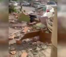 Fırtınanın etkisiyle yıkılan duvar 3 otomobile ve 1 motosiklet zarar verdi