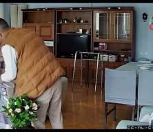 Yoğurtçunun tırnakçılık yöntemiyle hırsızlığı kameralara yakalandı