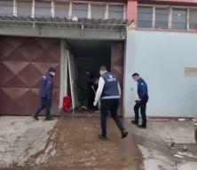 Adana’da depoya baskın: Mahalleyi saran kokunun kaynağı 25 kasa bozuk tavuk çıktı