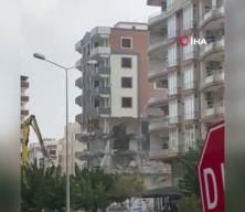 Ağır hasarlı bina korna sesiyle yerle bir oldu