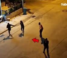 Antalya'da kan donduran anlar kamerada! "Beni vurma, yabancı değilim" diyen arkadaşını vurdu