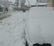 Beyaz örtüyle zorlu mücadele: Kar yağışı etkili oldu yollar kapandı!