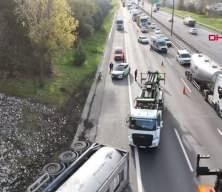 Esenyurt TEM Otoyolu'nda tanker devrildi; trafik yoğunluğu oluştu 