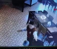 Heimlich manevrasınıo bilen çalışan müşterisinin hayatını kurtardı!