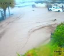 Irak'ta sel felaketi: 30 öğrencinin duvarın altında kalmaktan kıl payı kurtuldu