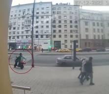 Moskova'da polis aracının çarptığı motosikletli hayatını kaybetti.