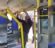 Bursa'da yolcu minibüsünü satırla bastı